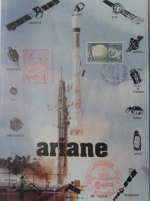 En minne-plakett med underskrift av alle nøkkelpersonene som bidro under oppskytningene av Ariane 1, fra 1979 til 1986 - forside